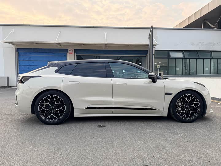 Фото 7 - Zeekr 001