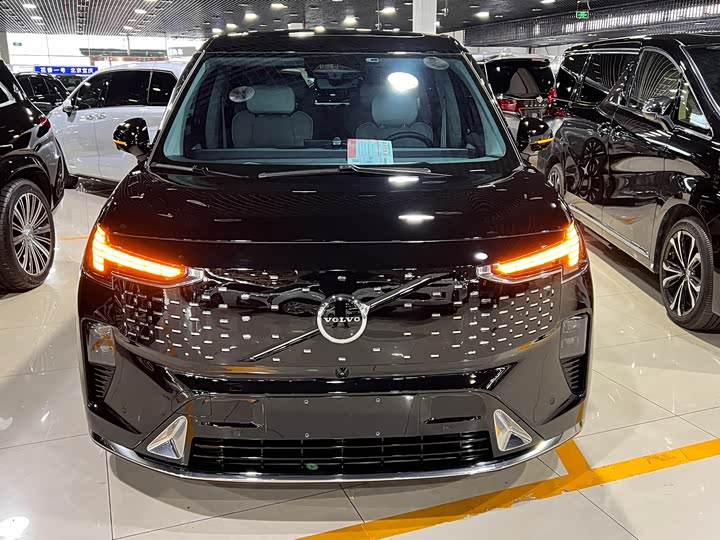 Фото 1 - Volvo EM90