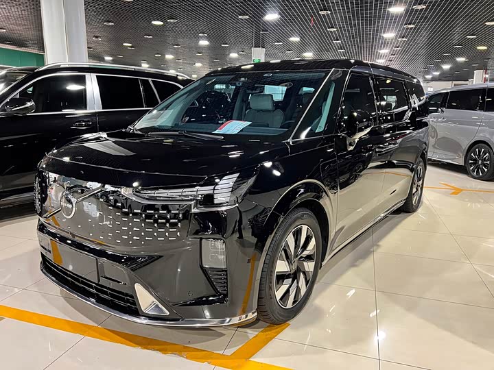 Фото 2 - Volvo EM90