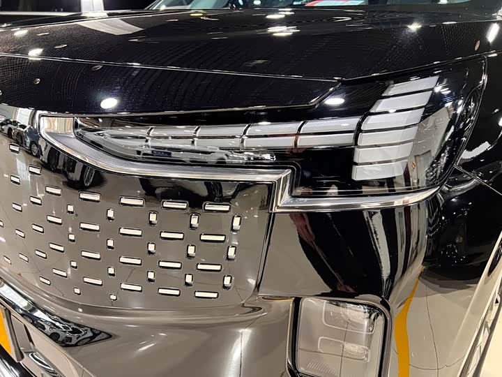 Фото 3 - Volvo EM90