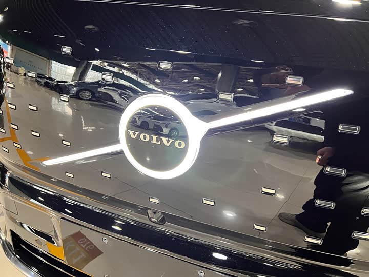 Фото 4 - Volvo EM90