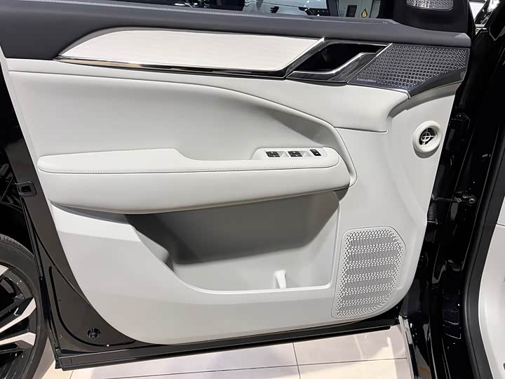 Фото 5 - Volvo EM90