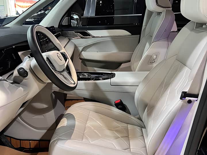 Фото 6 - Volvo EM90