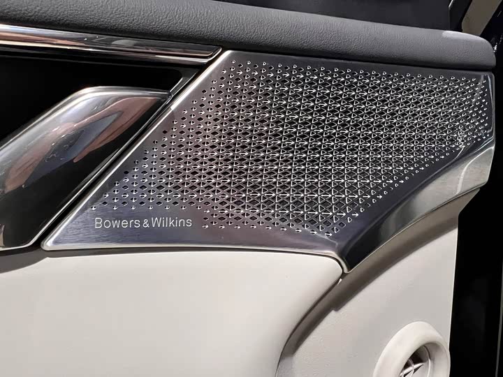 Фото 7 - Volvo EM90