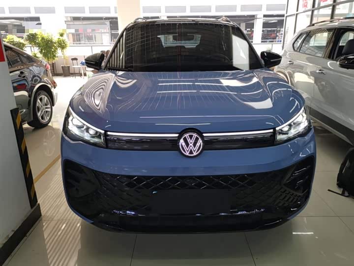 Фото 3 - Volkswagen Tiguan L Pro