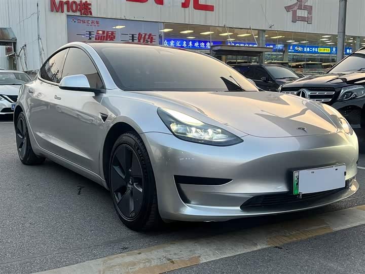 Фото 4 - Tesla Model 3