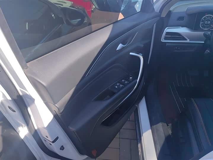 Фото 9 - Bestune T77