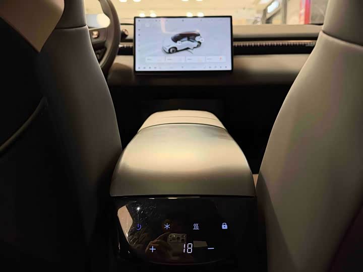 Фото 8 - Zeekr X