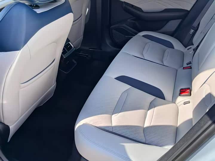 Фото 8 - Geely Preface