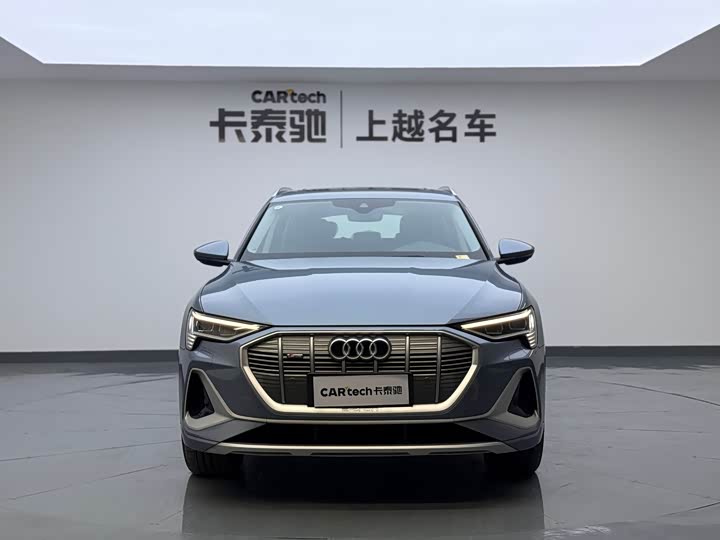 Фото 2 - Audi e-tron