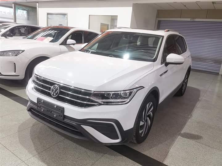 Фото 1 - Volkswagen Tiguan L Pro