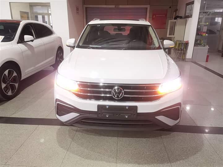 Фото 3 - Volkswagen Tiguan L Pro