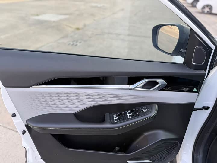 Фото 4 - Geely Coolray