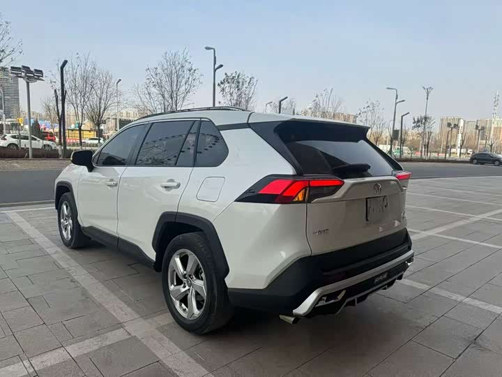 Фото 4 - Toyota RAV4