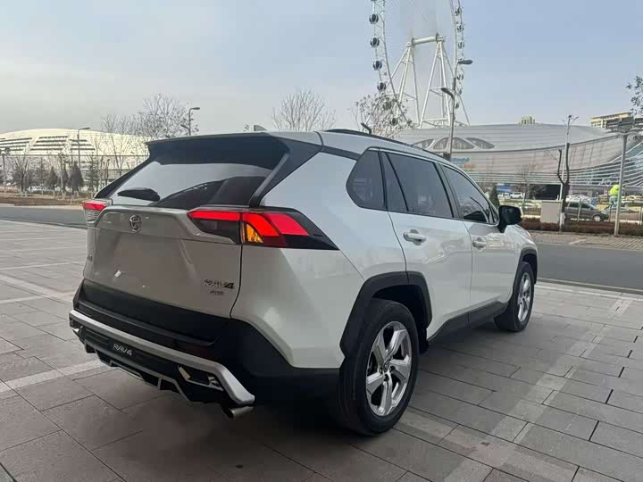 Фото 6 - Toyota RAV4