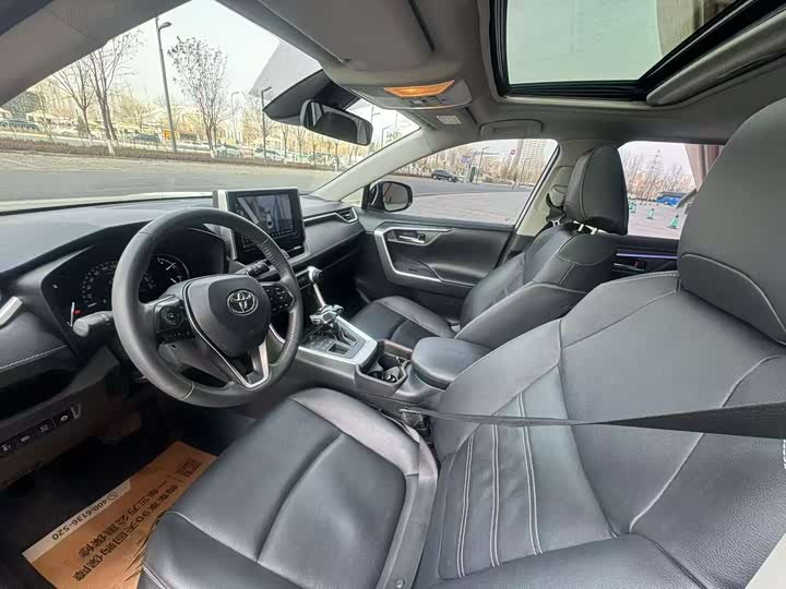 Фото 7 - Toyota RAV4