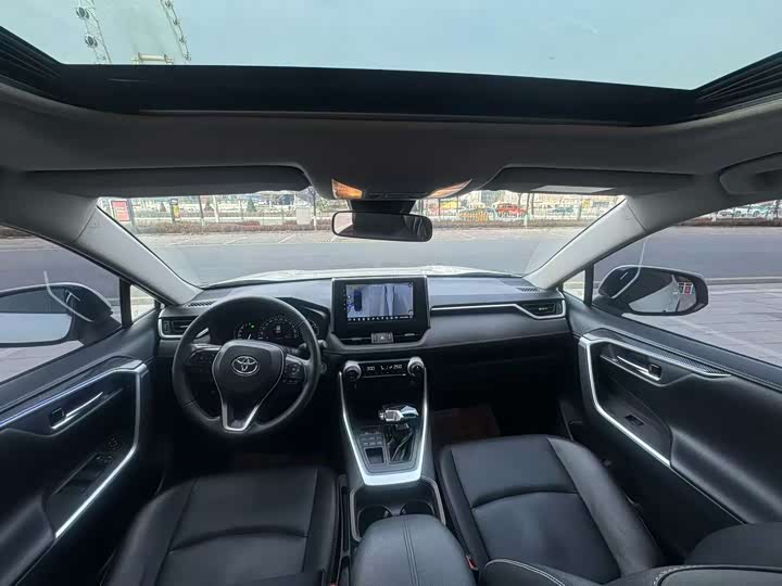 Фото 8 - Toyota RAV4