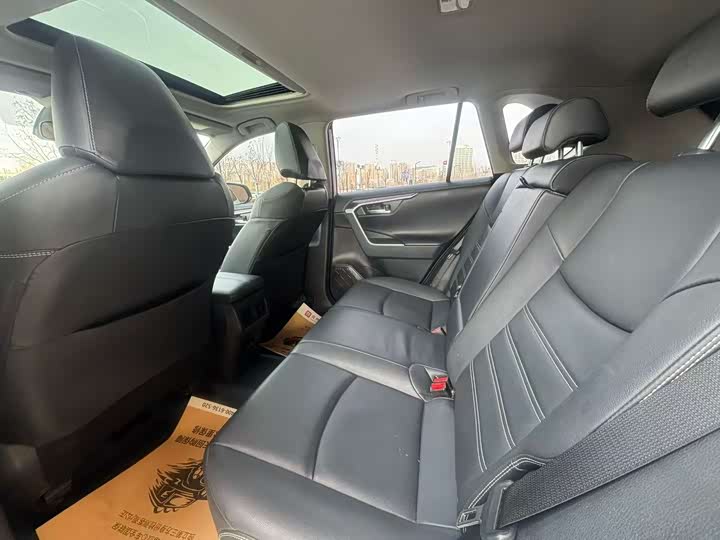 Фото 9 - Toyota RAV4