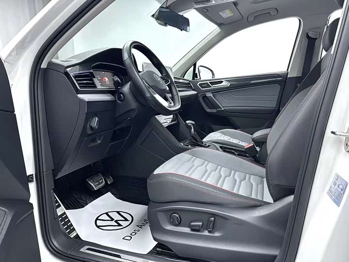 Фото 3 - Volkswagen Tiguan L Pro