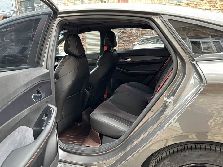 Фото 8 - Geely Binrui