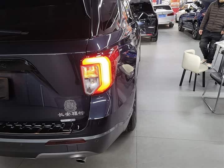 Фото 8 - Ford Explorer