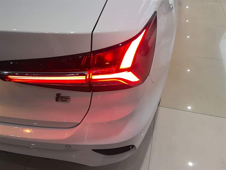 Фото 8 - Roewe i5