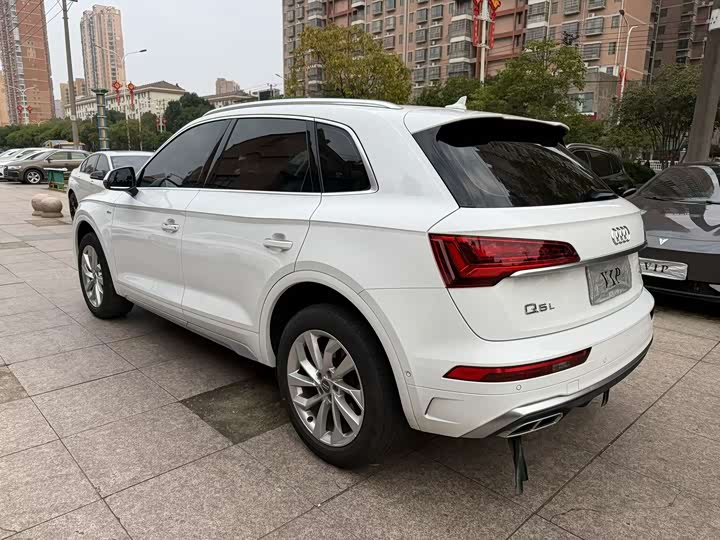 Фото 9 - Audi Q5L