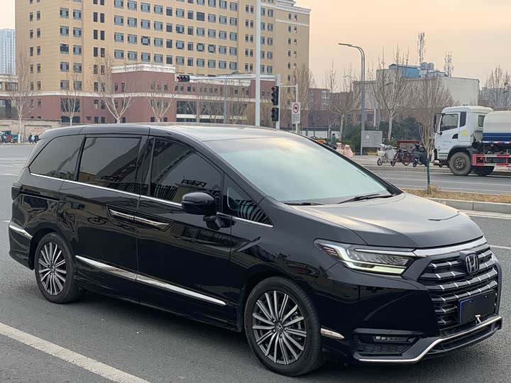 Фото 2 - Honda Elysion