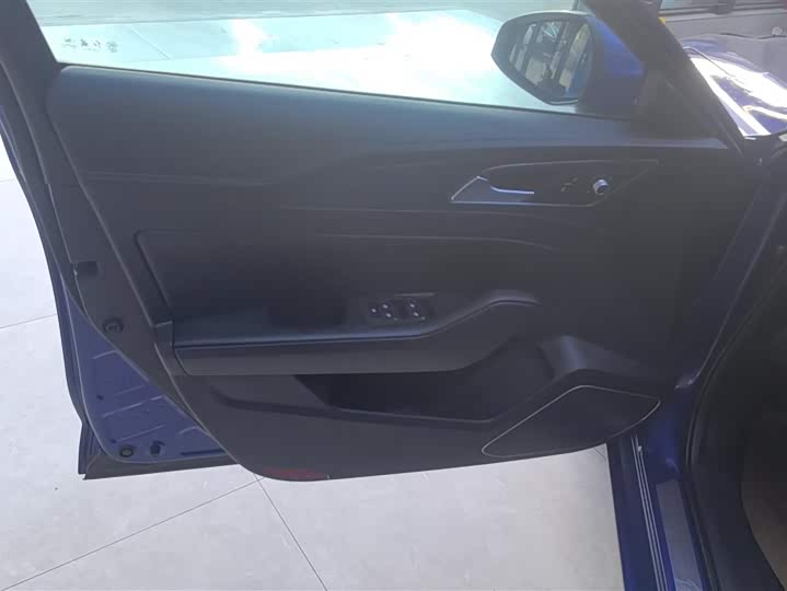 Фото 7 - Hongqi H5