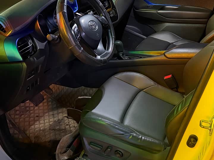 Фото 3 - Toyota C-HR