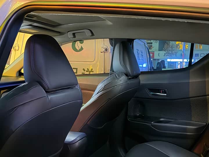 Фото 6 - Toyota C-HR