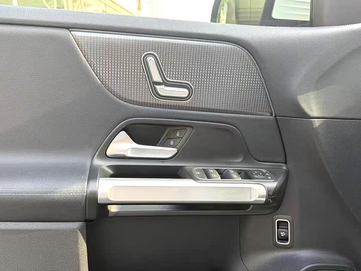 Фото 8 - Mercedes-Benz GLB-Class