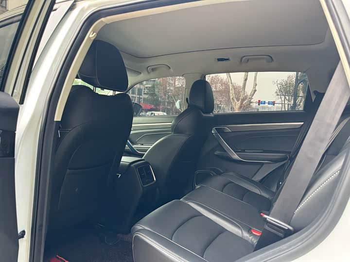 Фото 8 - Geely Atlas