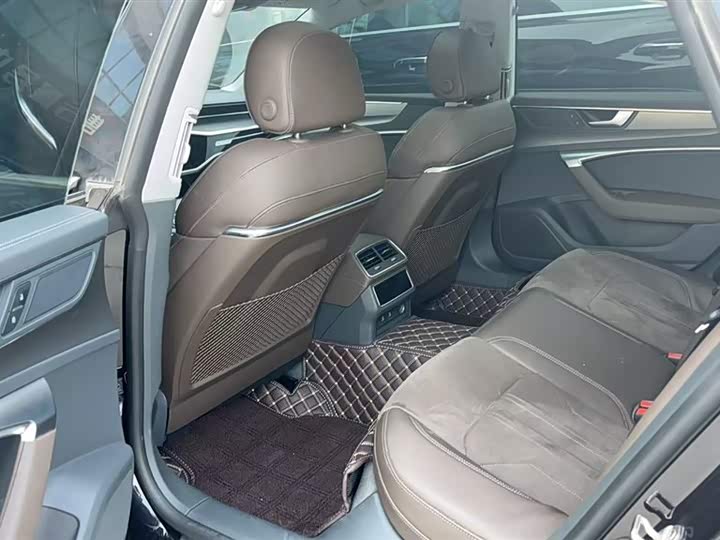 Фото 4 - Audi A7L