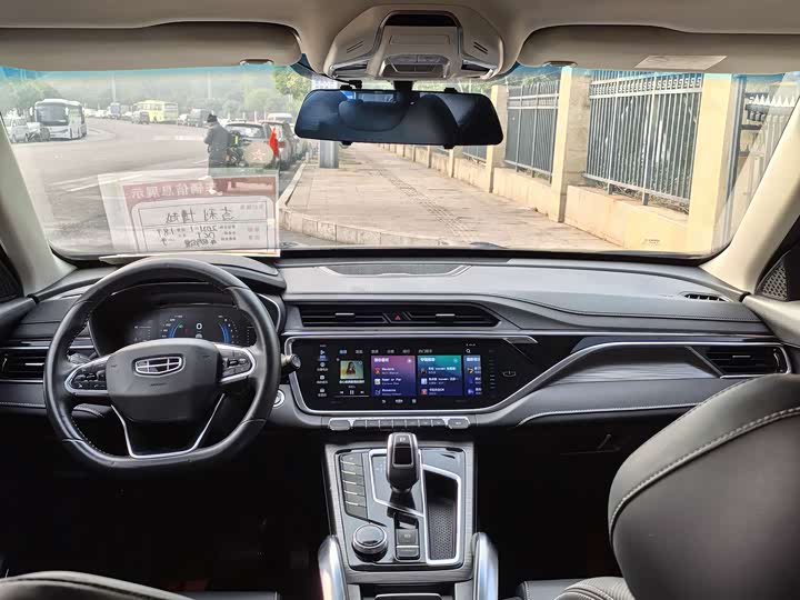 Фото 7 - Geely Atlas