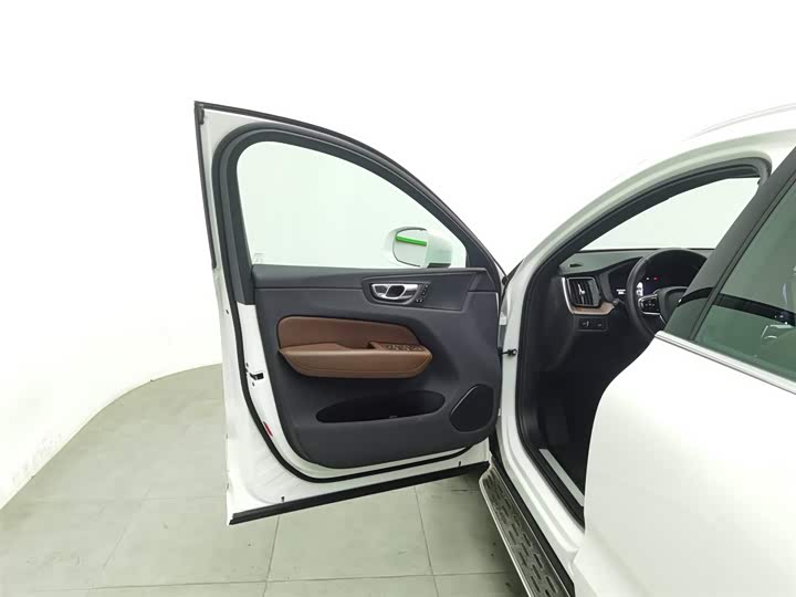 Фото 8 - Volvo XC60