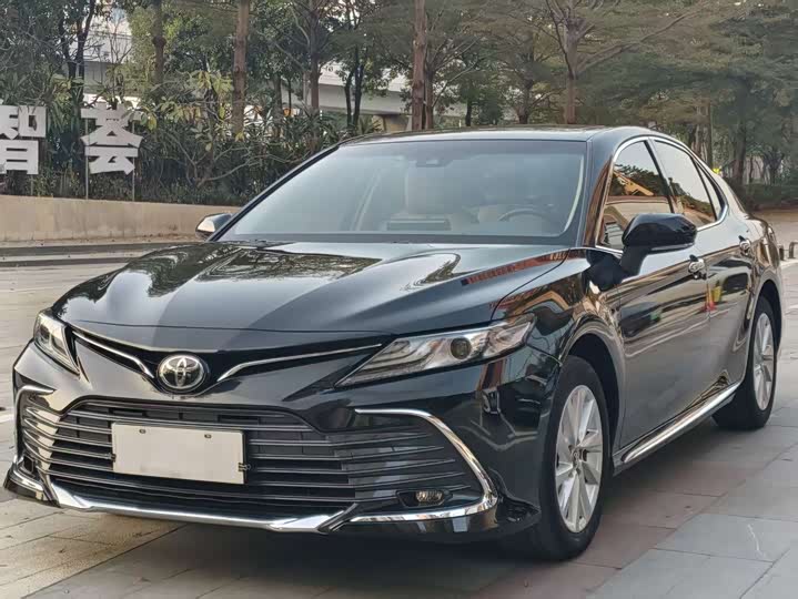 Фото 2 - Toyota Camry