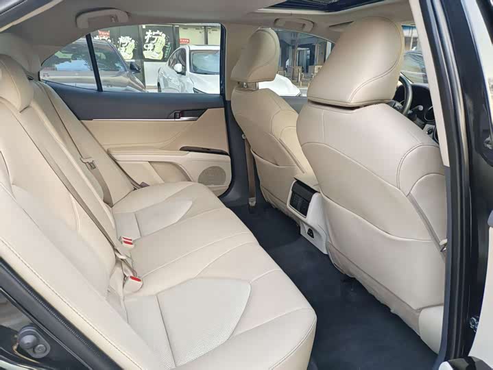 Фото 6 - Toyota Camry