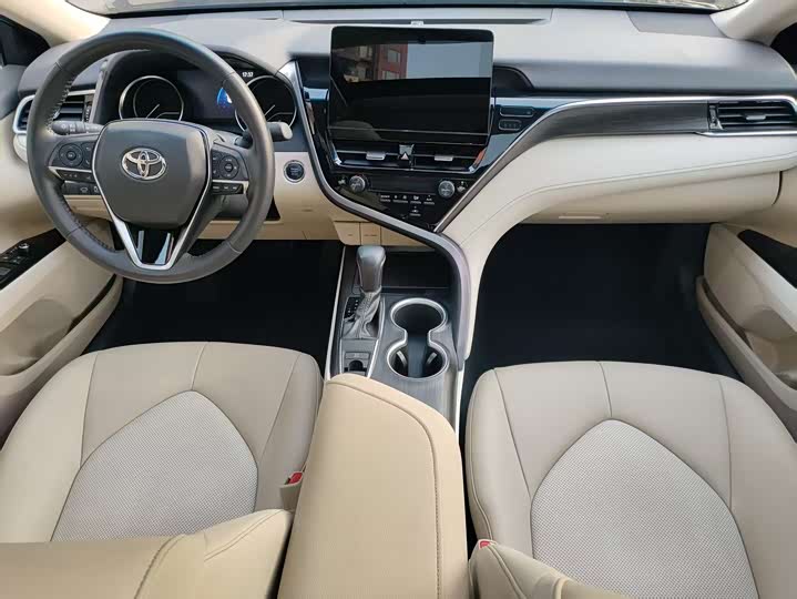 Фото 8 - Toyota Camry