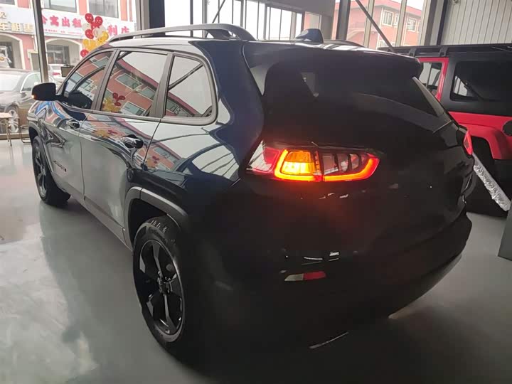 Фото 5 - Jeep Cherokee