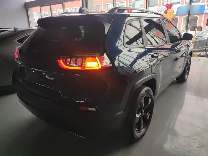 Фото 7 - Jeep Cherokee