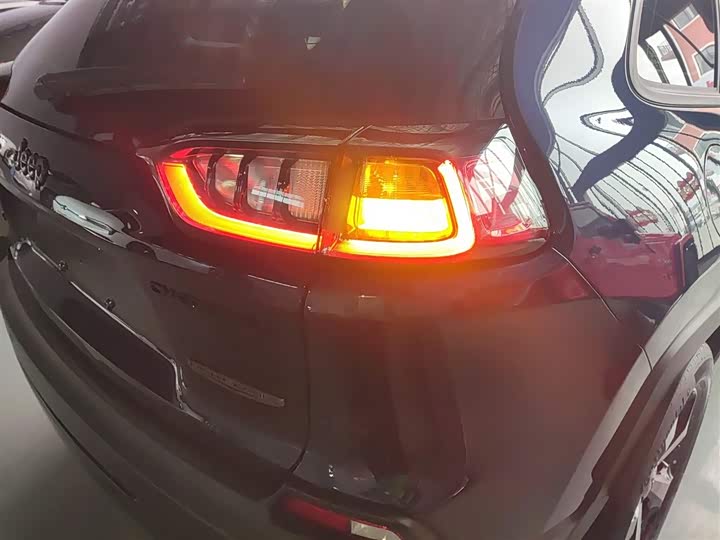 Фото 8 - Jeep Cherokee