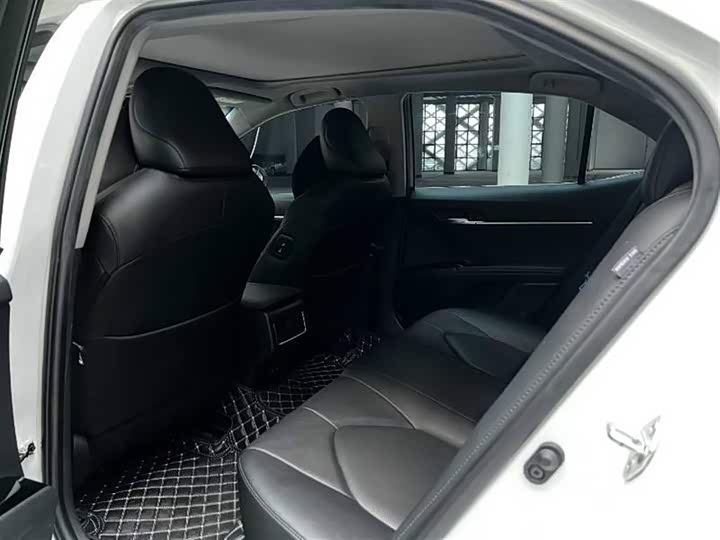 Фото 6 - Toyota Camry