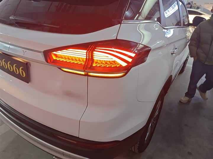 Фото 8 - Geely Atlas