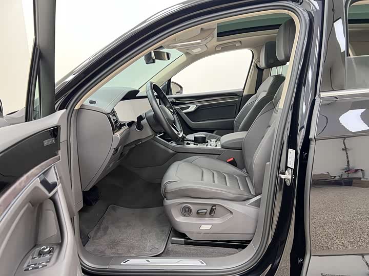 Фото 9 - Volkswagen Touareg