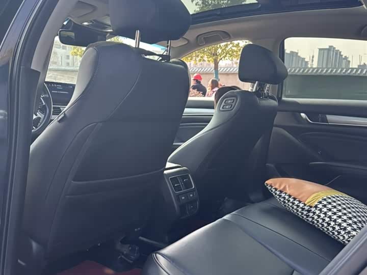 Фото 8 - Honda Accord