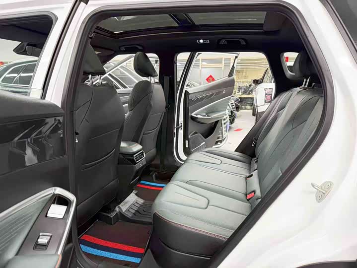 Фото 8 - Geely Atlas