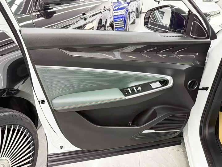 Фото 9 - Geely Atlas