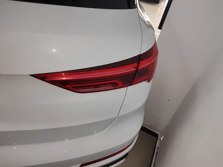 Фото 8 - Audi Q3