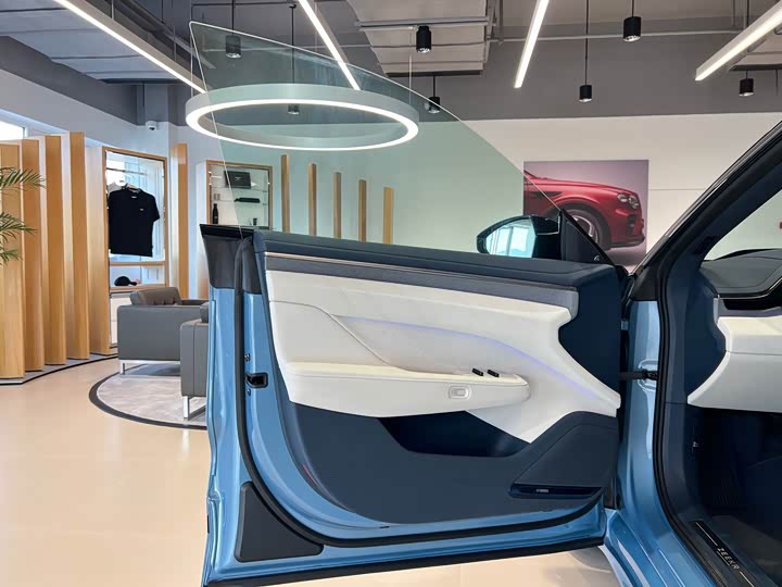 Фото 7 - Zeekr 001